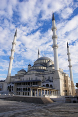 Fototapeta na wymiar Kocatepe Meczet w Ankarze, stolicy Turcji