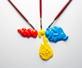 Colori primari e pennelli