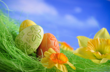 frohe ostern ! ostereier auf frühlingswiese