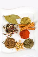 Gewürze auf Teller