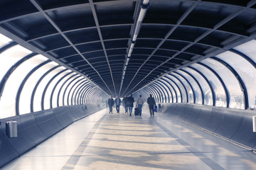 Messebesucher in Tunnelröhre