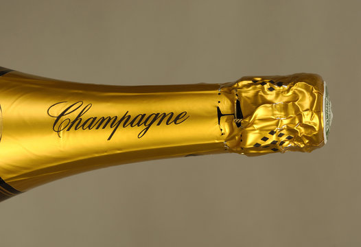 bouteille de Champagne sur fond gris