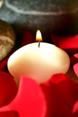 bougie et pétales de rose