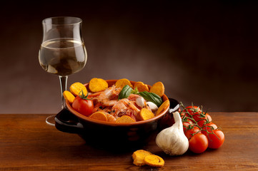 ciotola di gamberi con crostini e vino