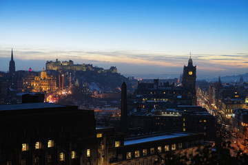 Fototapeta na wymiar Centralny Edynburg, Szkocja, UK, na zmrok, w zimie