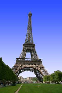 tour eiffel &agrave; Paris depuis le Champ de Mars ciel bleu