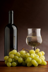 Obraz na płótnie Canvas winogrona i białego wina