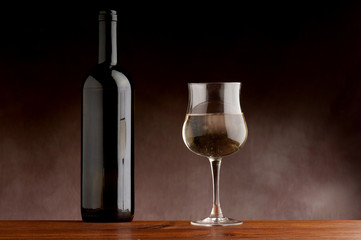 bottiglia di vino bianco con bicchiere