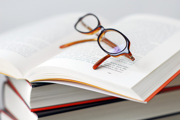 Schöne Brille auf Buch