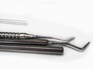 Bei der Zahnartztbehandlung notwendiges Zahnarztbesteck, Handinstrumente beim Zahnarztbesuch.