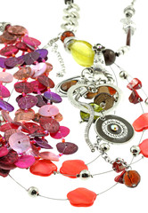 colliers fantaisie couleurs métal fond blanc