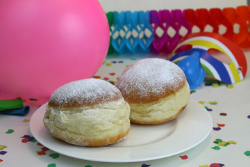 Party mit Faschingskrapfen