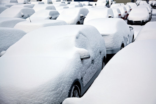 Viele PKW im Winter beim Parken im Schnee