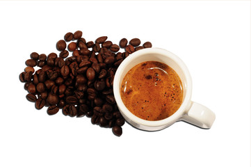 Tazzina di caffè e grani vista dall'alto