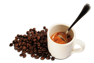 Tazza di caffè con cucchiaio e grani, isolata