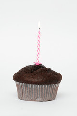 Schokoladenmuffin mit rosa Kerze