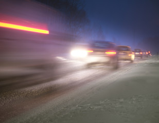 Fototapeta na wymiar Zatory w ruchu drogowym w zimowy wieczór