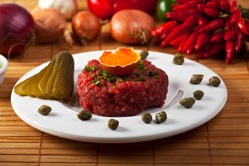 Tartar und offenes Ei