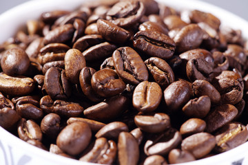 Kaffeebohnen in der Tasse Nahaufnahme