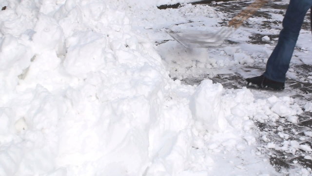 hausmeister schaufelt schnee im hof