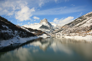 Fototapeta na wymiar Foratata, Snowy góry, Valle de Tena