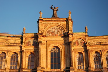 Fototapeta na wymiar Maximilianeum w Monachium