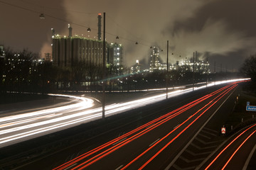 Lichtspuren vor Industrieanlage