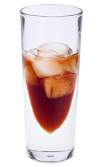 Italienischer Amaro mit Eiswürfeln