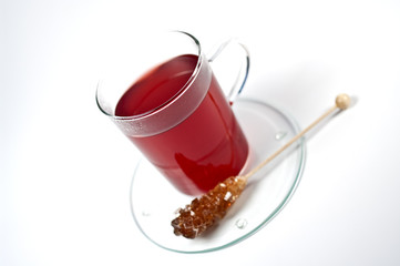 Roter Tee und Kandisstick