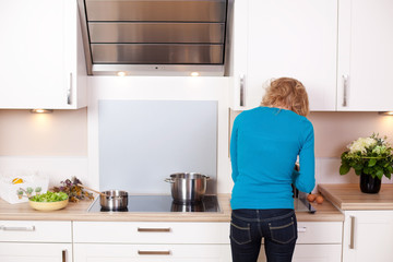 junge frau beim kochen