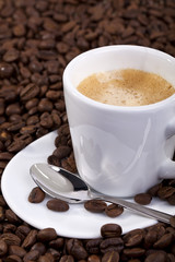 Espressotasse und Kaffeebohnen