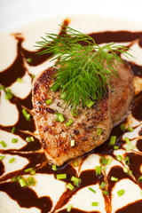 kleine Kalbssteaks auf zweierlei Sauce