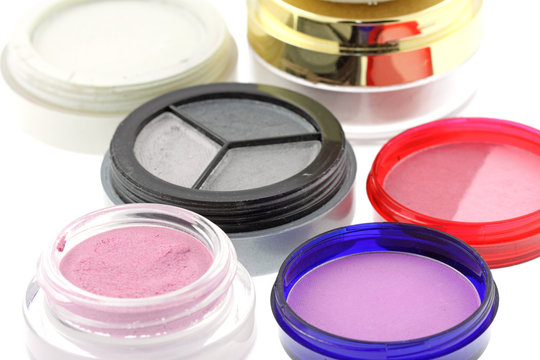 pots fond de teint maquillage fond blanc