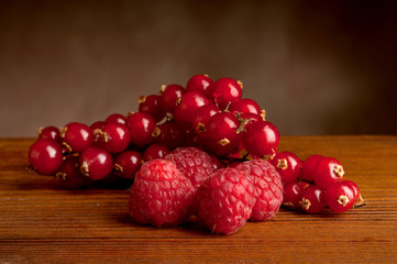 lamponi e ribes su antico tavolo frattino