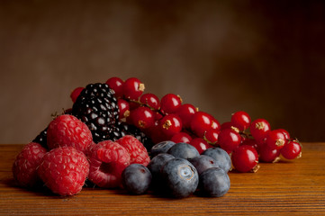 frutti di bosco su antico tavolo frattino