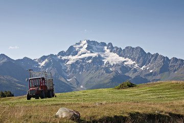 Traktor im Gebirge © Hans und Christa Ede
