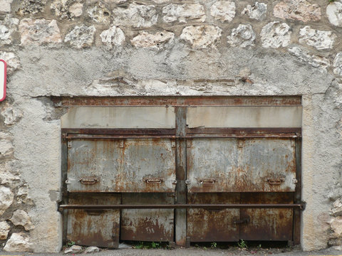 Porte piccole su muro