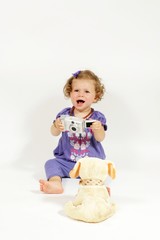 dinky wonder photographs its plushy toy