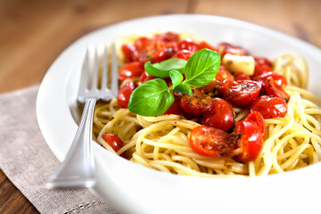 Spaghetti with baked tomatoes and garlic