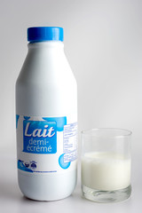 bouteille et verre de lait