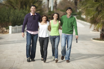 Obraz premium Czterech szczęśliwych ludzi chodzących