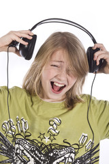 Junge hört Musik wd515