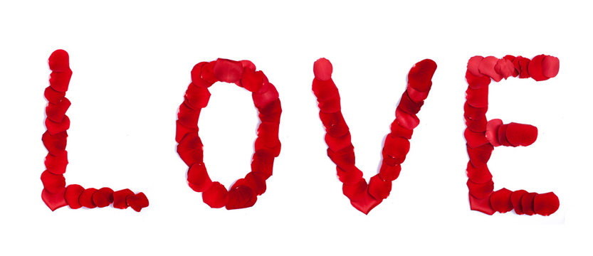 napis "LOVE" zrobiony z płatk&oacute;w r&oacute;ż