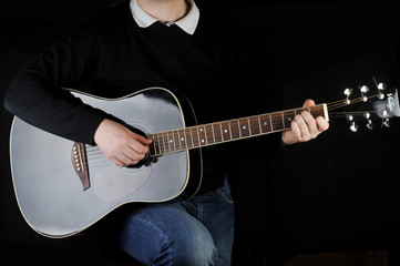 man playing on guitar