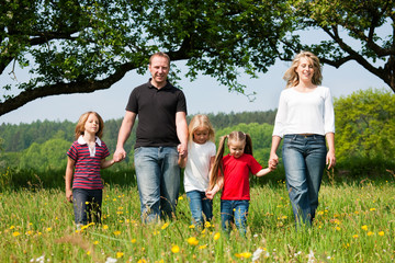 Fototapeta premium Familie macht einen Spaziergang im Frühling