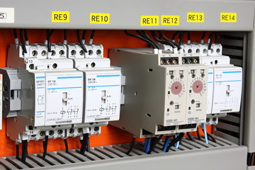 Automatic electricity switcher