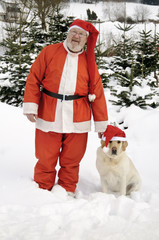 Weihnachtsmann und Hund mit Weihnachtsmütze