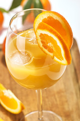 Orangensaft im Glas mit frischen Früchten