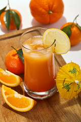 Orangen Cocktail im Glas mit frischen Früchten