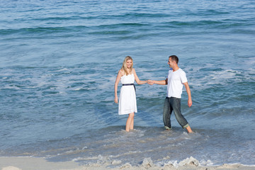 Fototapeta na wymiar Lively lovers having fun at the seaside